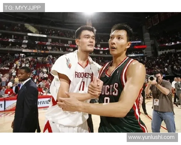 姚明与足球明星亲密合影展现体育界友谊与合作的精彩瞬间 姚明与足球明星亲密合影展现体育界友谊与合作的精彩瞬间