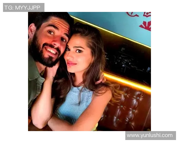 足球明星情侣甜蜜瞬间展现浪漫氛围感照片合集